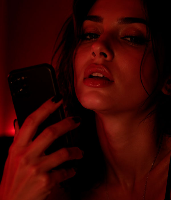 Chica atendiendo el teléfono erótico barato